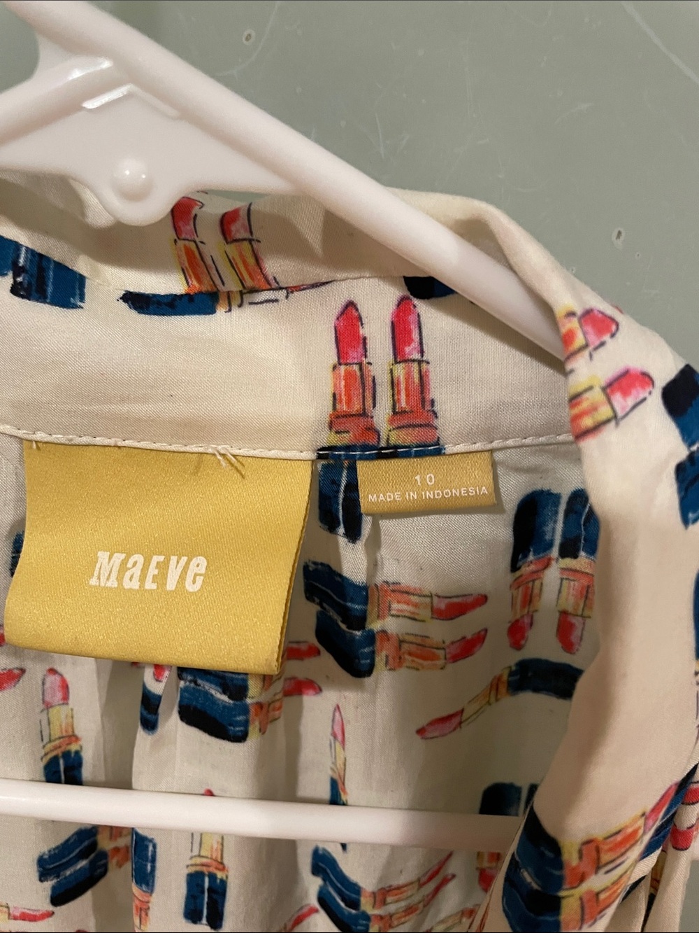 Maeve Cream Sleeveless Button-Front Top with Navy and Coral Lipstick Print - Picture 2 of 3